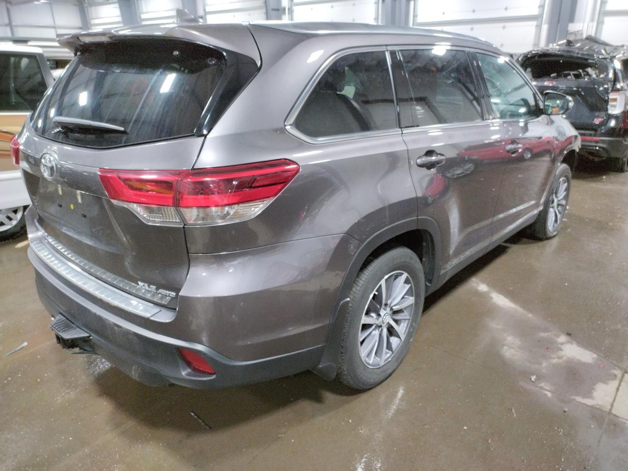 Photo 4 from auction – 2019 TOYOTA HIGHLANDER with VIN 5TDJZRFHXKS569241