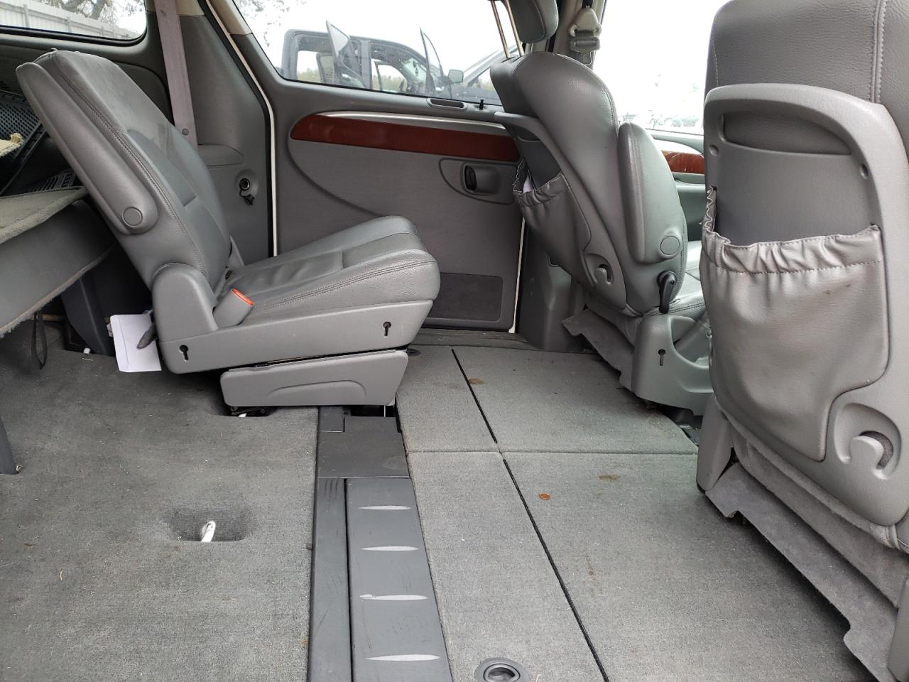 Photo 6 from auction – 2005 CHRYSLER TOWN & COU with VIN 2C8GP64L25R233858