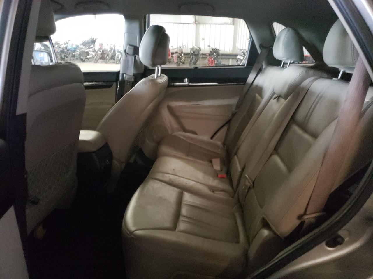Photo 6 from auction – 2014 KIA SORENTO LX with VIN 5XYKTDA63EG494012