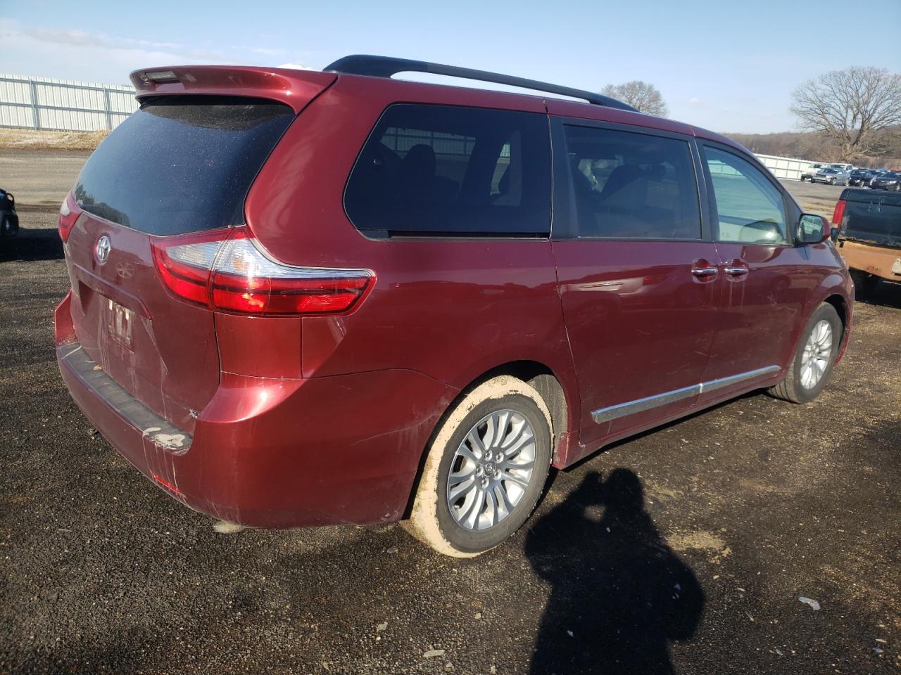 Photo 4 from auction – 2015 TOYOTA SIENNA XLE with VIN 5TDYK3DC5FS646952