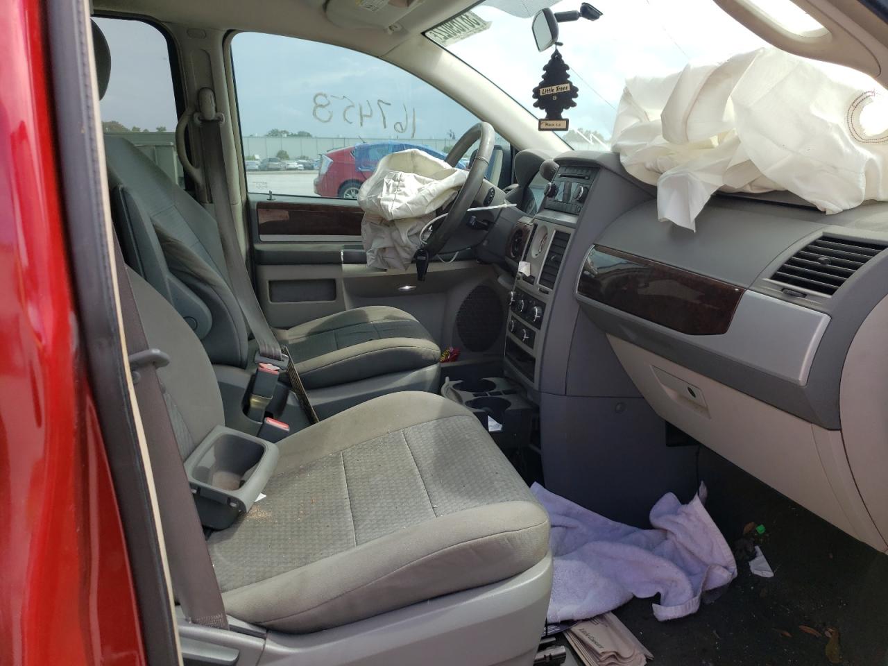 Photo 5 from auction – 2010 CHRYSLER TOWN & COU with VIN 2A4RR5D18AR213017