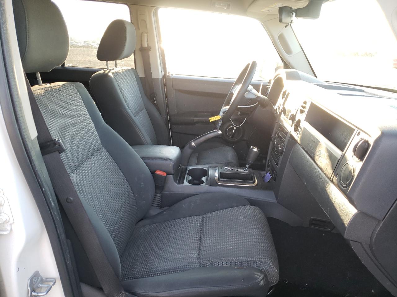 Photo 5 from auction – 2010 JEEP COMMANDER with VIN 1J4RH4GK2AC137398