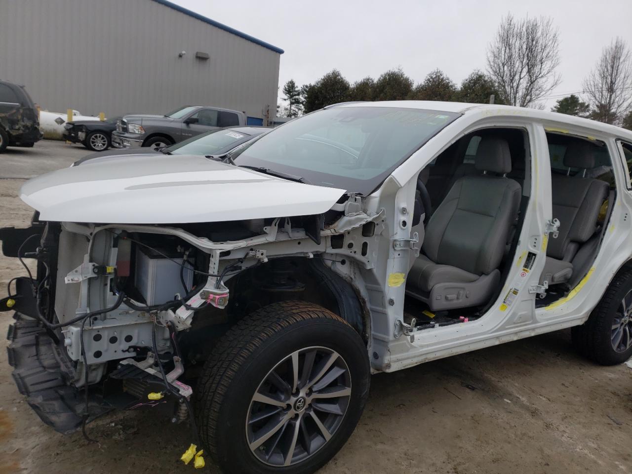 Photo 9 from auction – 2018 TOYOTA HIGHLANDER with VIN 5TDJZRFH2JS861819