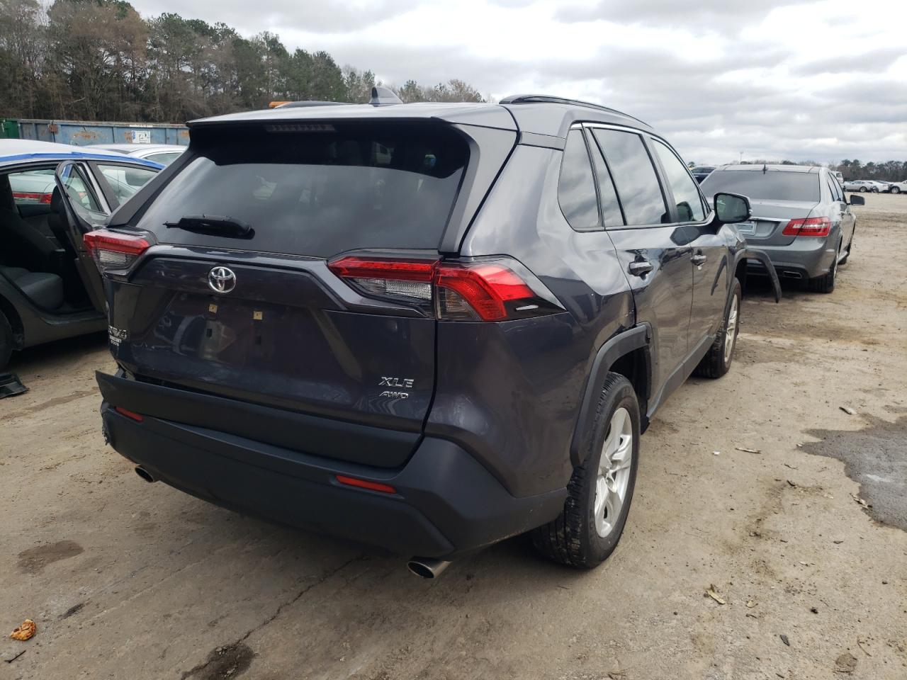 Photo 4 from auction – 2019 TOYOTA RAV4 XLE with VIN JTMP1RFV1KD026637