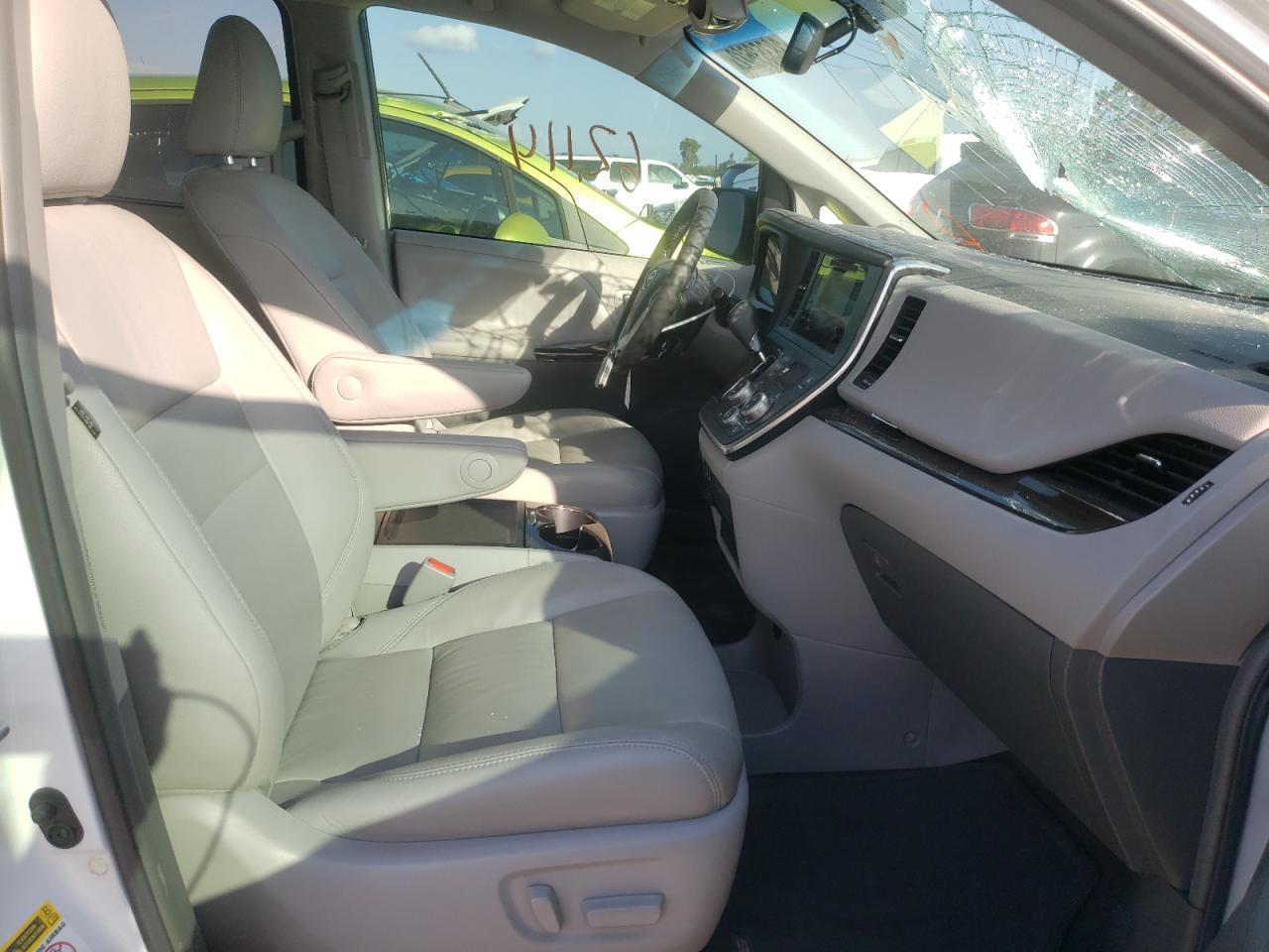 Photo 5 from auction – 2017 TOYOTA SIENNA XLE with VIN 5TDYZ3DC7HS860646