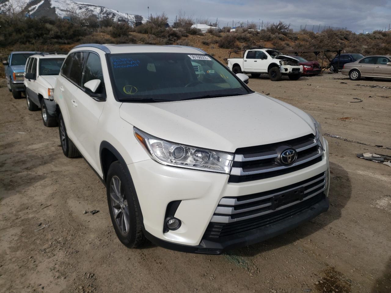 TOYOTA HIGHLANDER 2019 with VIN 5TDKZRFHXKS566652 - Photo from auction