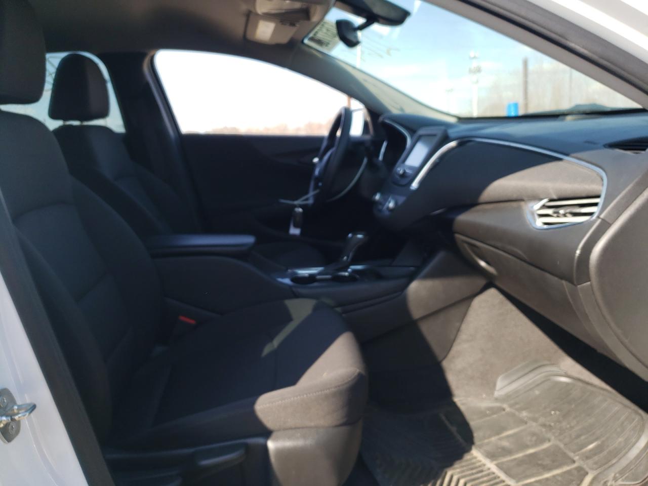 Photo 5 from auction – 2018 CHEVROLET MALIBU LT with VIN 1G1ZD5ST9JF216565