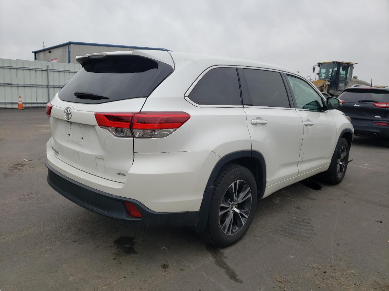 Photo 4 from auction – 2018 TOYOTA HIGHLANDER with VIN 5TDBZRFH7JS812474
