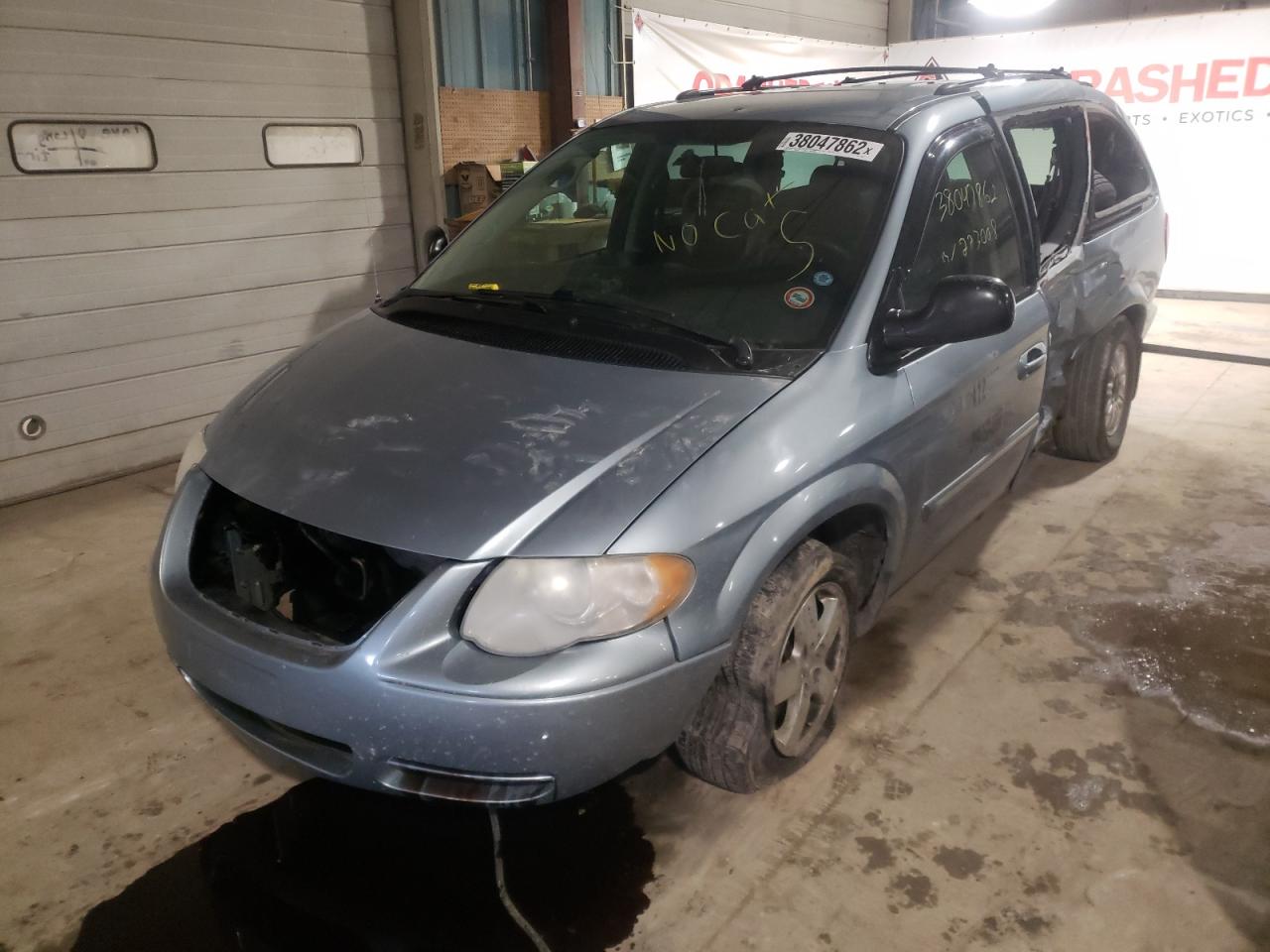 Photo 2 from auction – 2005 CHRYSLER TOWN & COU with VIN 2C4GP54L05R193081