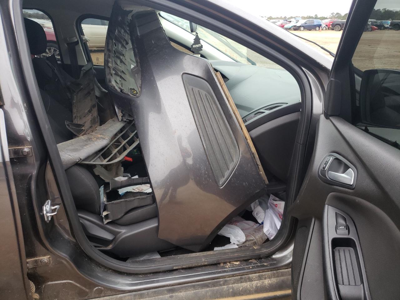 Photo 5 from auction – 2015 FORD FOCUS SE with VIN 1FADP3K24FL376520