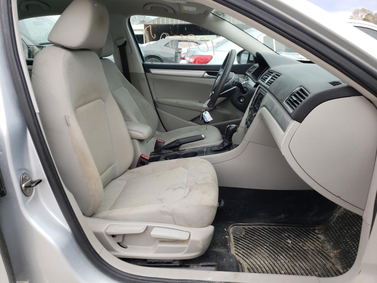 Photo 5 from auction – 2017 VOLKSWAGEN PASSAT S with VIN 1VWAT7A31HC043590