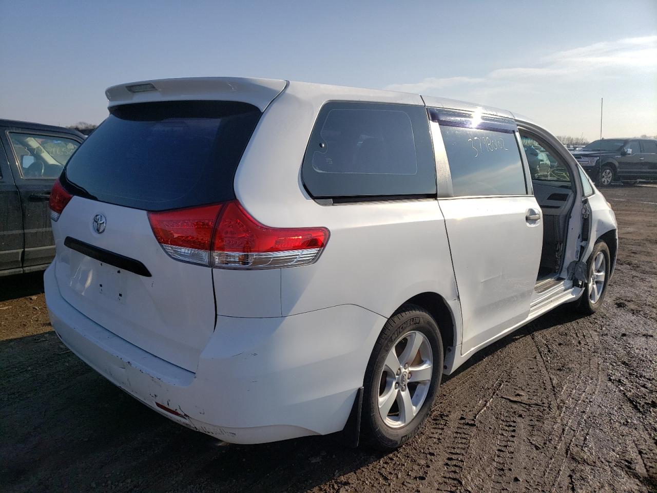 Photo 4 from auction – 2011 TOYOTA SIENNA BAS with VIN 5TDKA3DC9BS004060