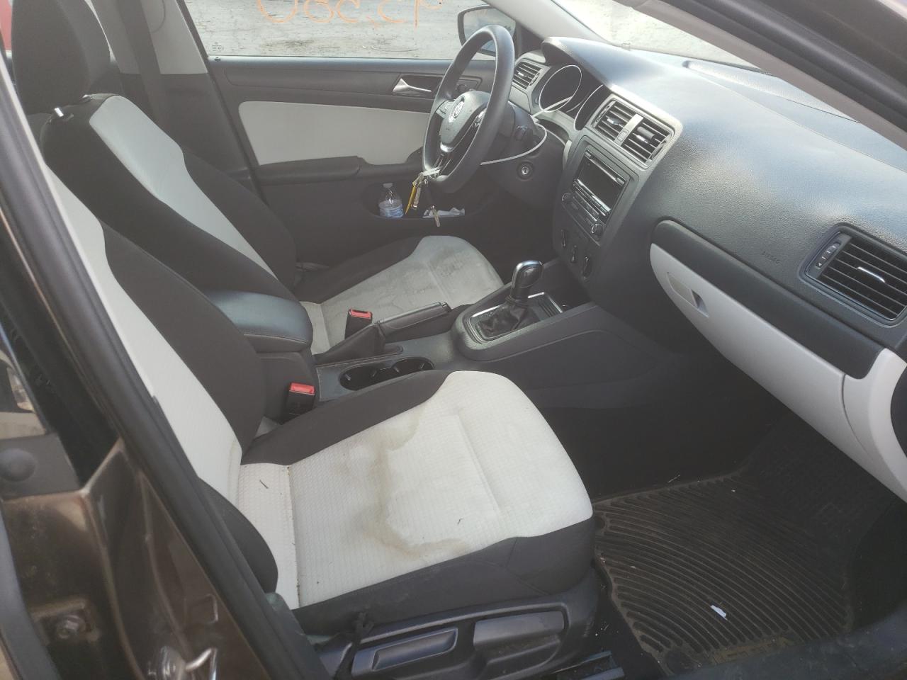 Photo 5 from auction – 2015 VOLKSWAGEN JETTA BASE with VIN 3VW2K7AJ6FM261588