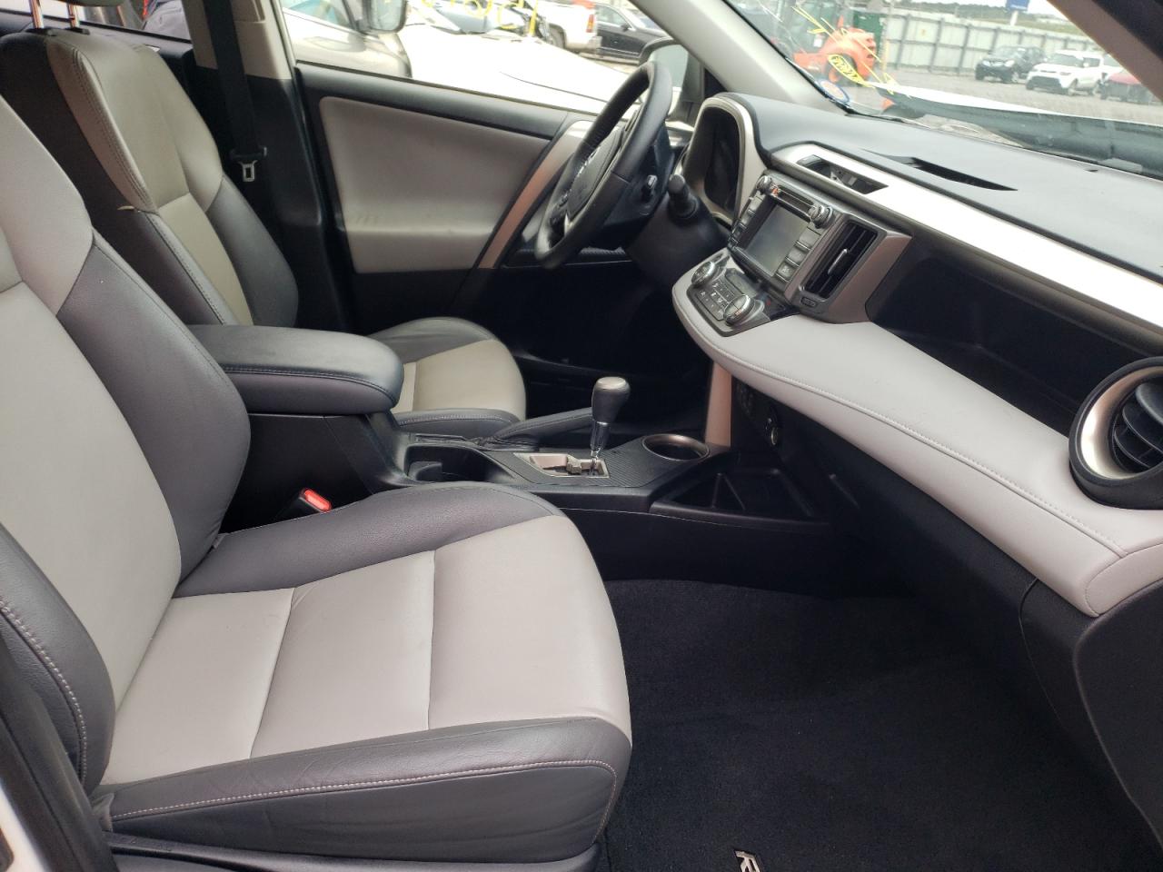 Photo 5 from auction – 2015 TOYOTA RAV4 LIMIT with VIN JTMYFREV3FD072502