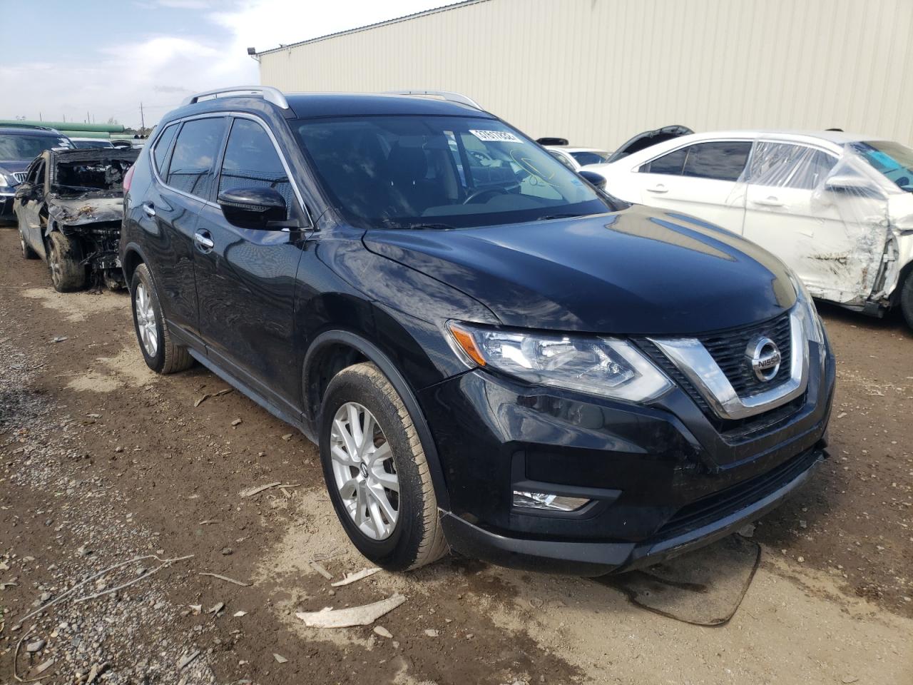 NISSAN ROGUE S 2017 with VIN JN8AT2MT1HW384427 - Photo from auction