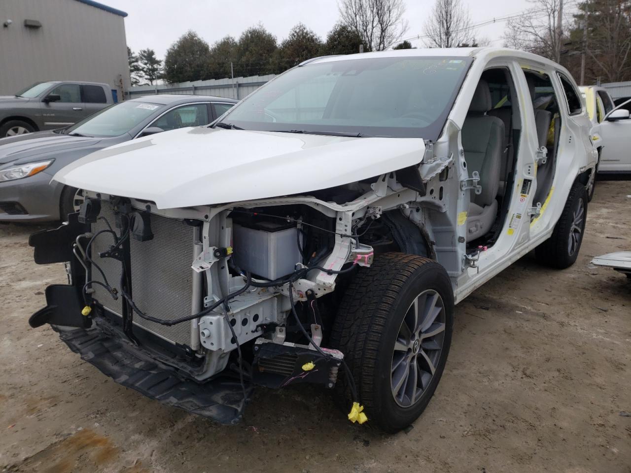 Photo 2 from auction – 2018 TOYOTA HIGHLANDER with VIN 5TDJZRFH2JS861819