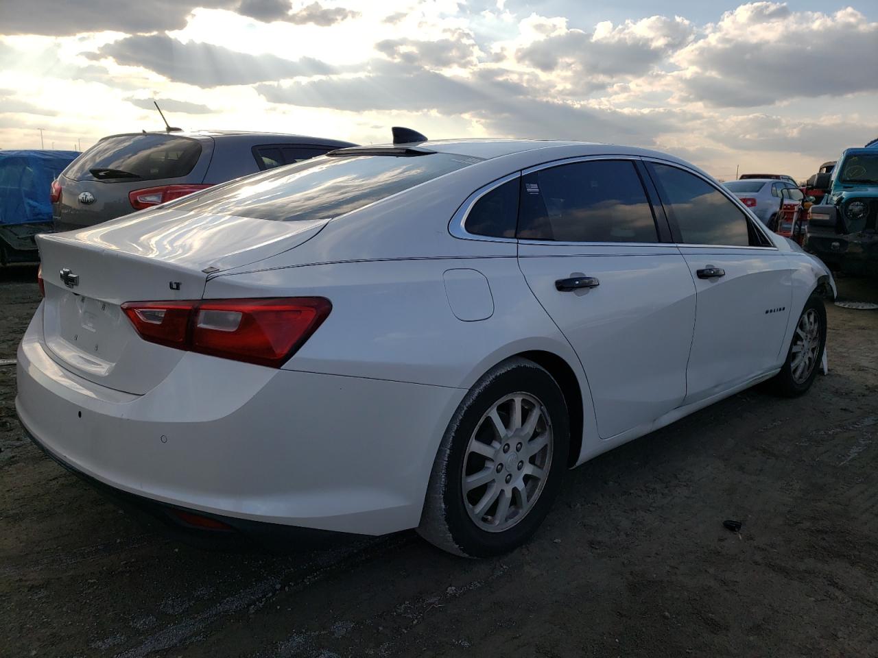 Photo 4 from auction – 2018 CHEVROLET MALIBU LT with VIN 1G1ZD5ST1JF236552