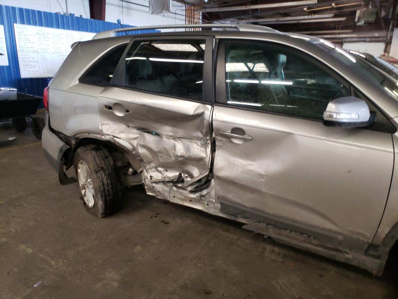 Photo 9 from auction – 2014 KIA SORENTO LX with VIN 5XYKTDA63EG494012