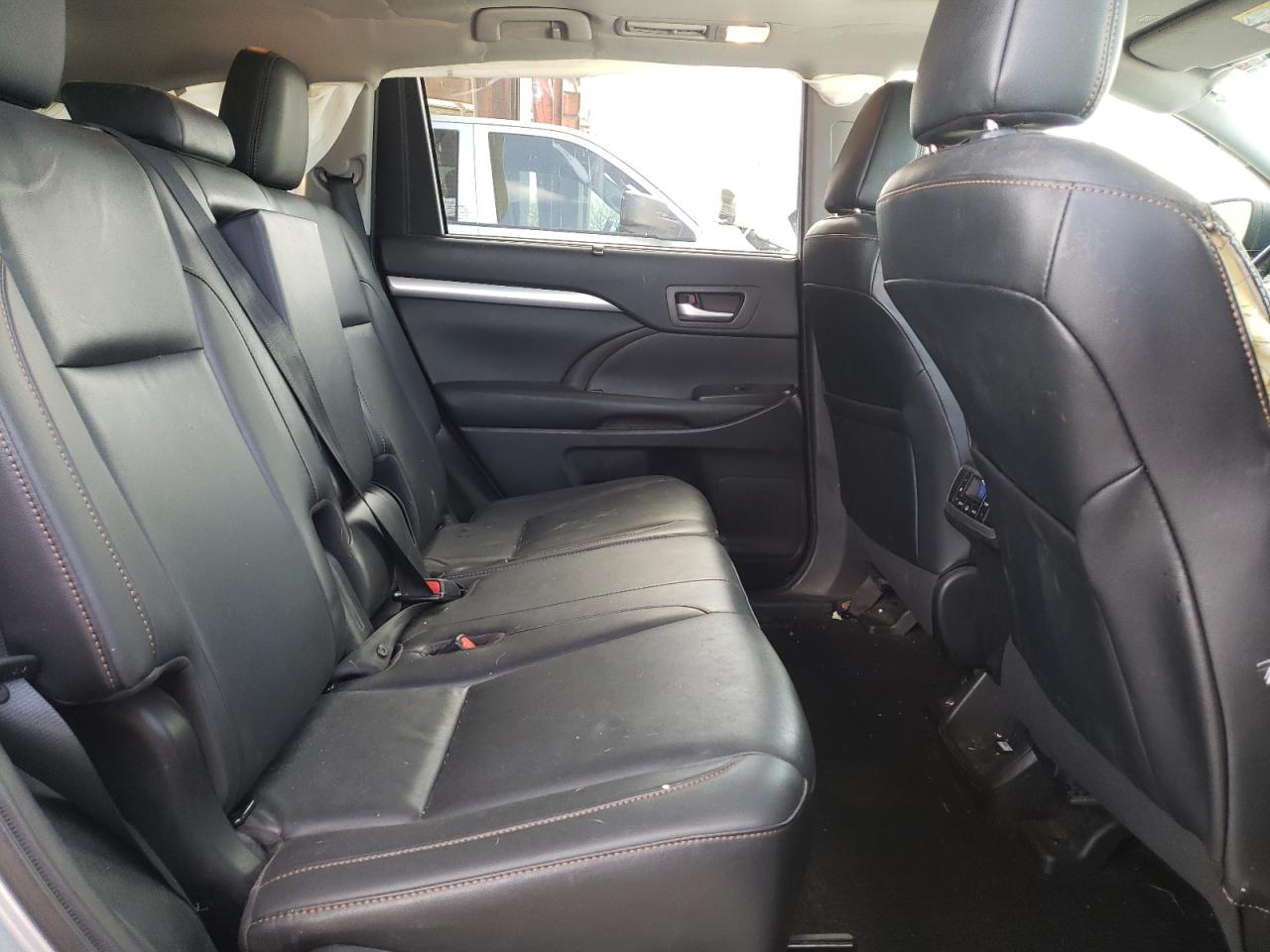 Photo 6 from auction – 2019 TOYOTA HIGHLANDER with VIN 5TDKZRFH3KS557856