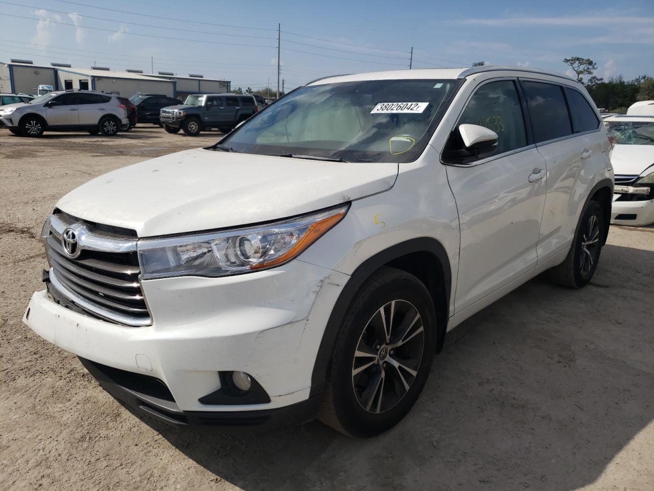 Photo 2 from auction – 2016 TOYOTA HIGHLANDER with VIN 5TDJKRFH2GS231862