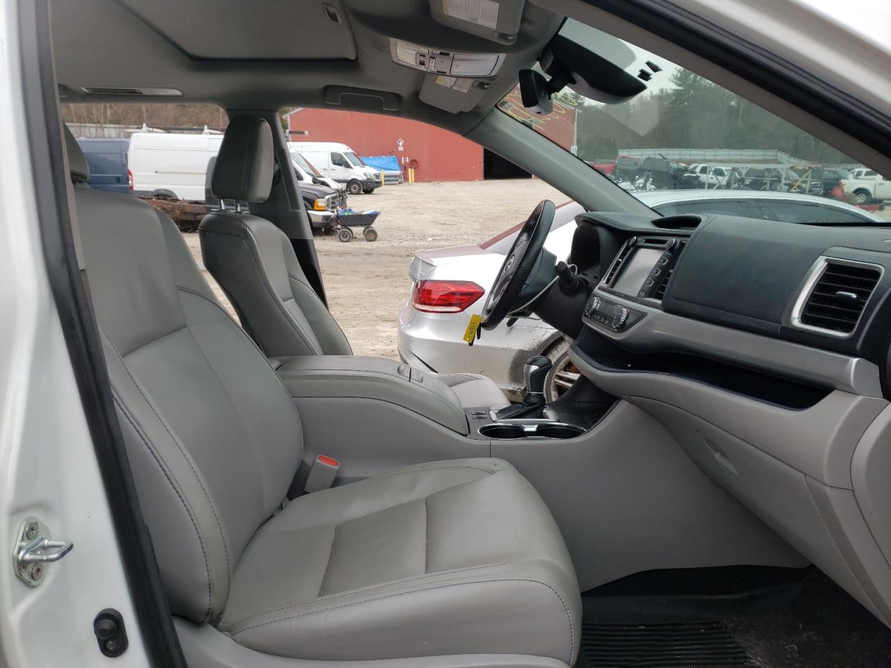 Photo 5 from auction – 2018 TOYOTA HIGHLANDER with VIN 5TDJZRFH2JS861819