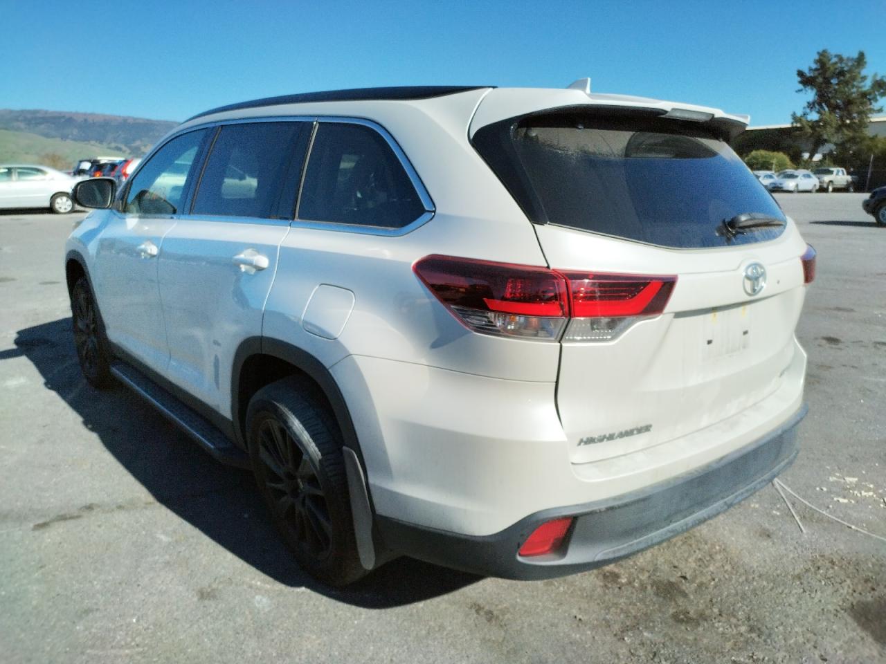 Photo 3 from auction – 2019 TOYOTA HIGHLANDER with VIN 5TDJZRFH0KS626398