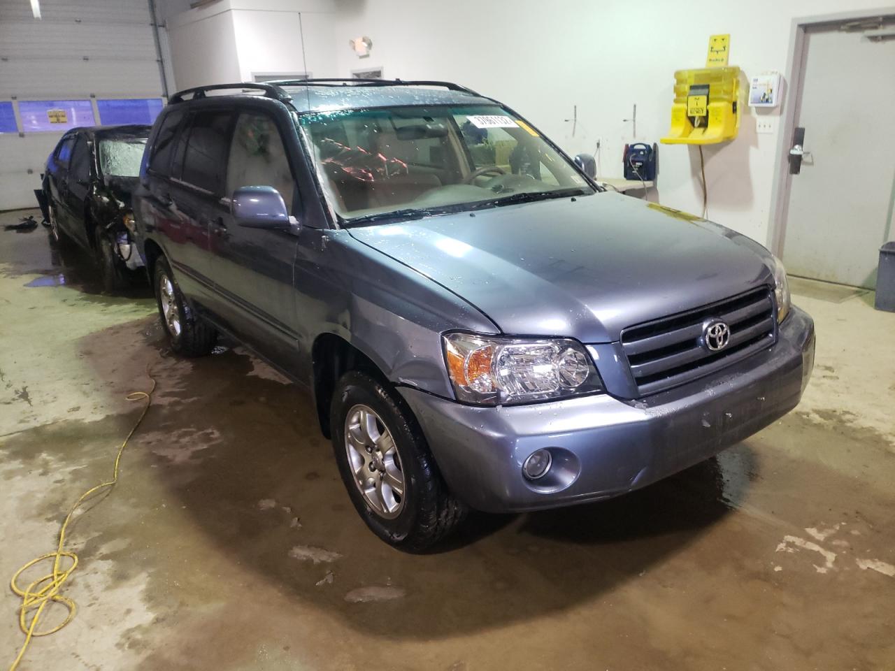 TOYOTA HIGHLANDER 2005 with VIN JTEEP21A750084129 - Photo from auction