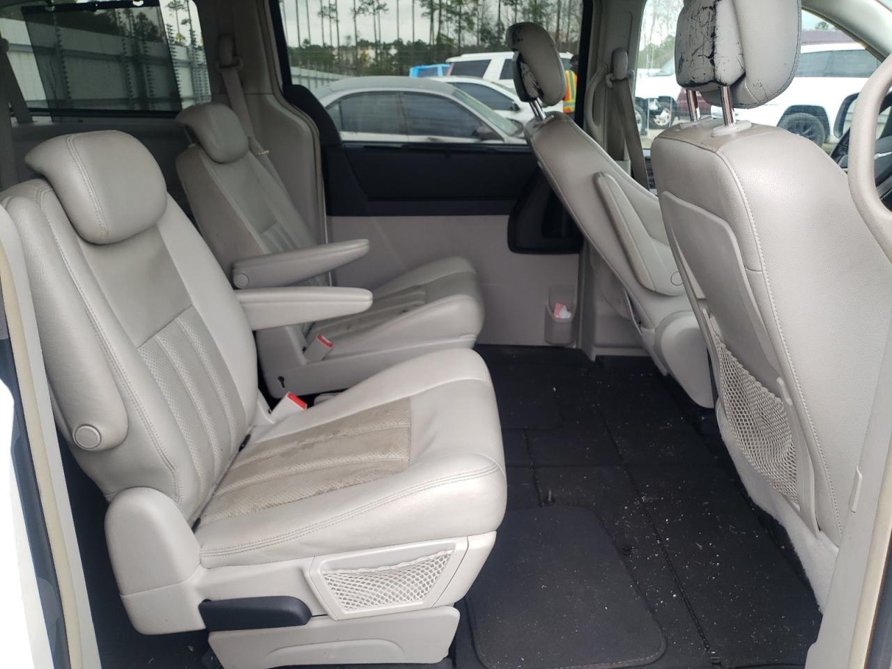 Photo 6 from auction – 2010 CHRYSLER TOWN & COU with VIN 2A4RR5D16AR286189