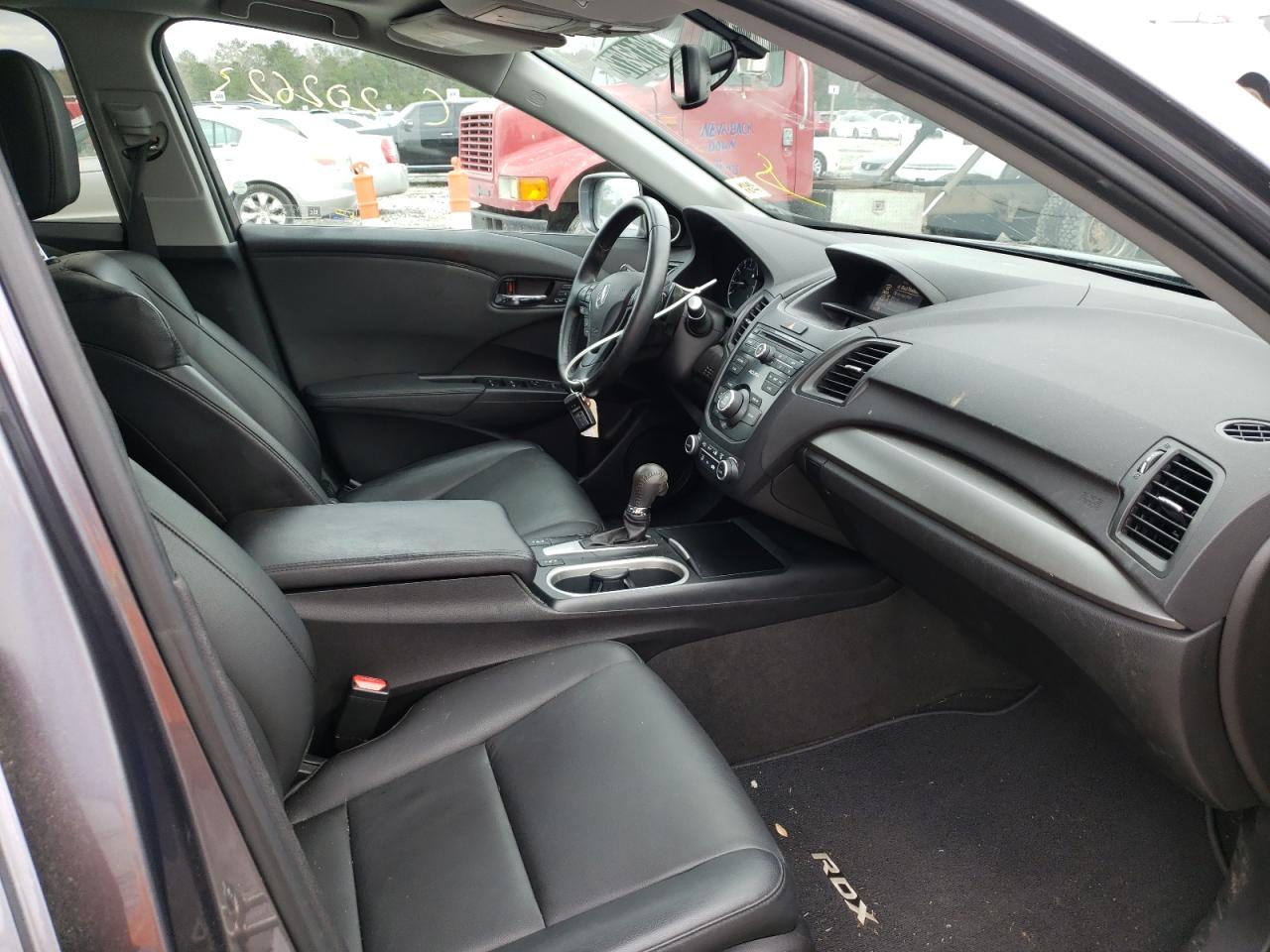 Photo 5 from auction – 2017 ACURA RDX with VIN 5J8TB3H33HL003901