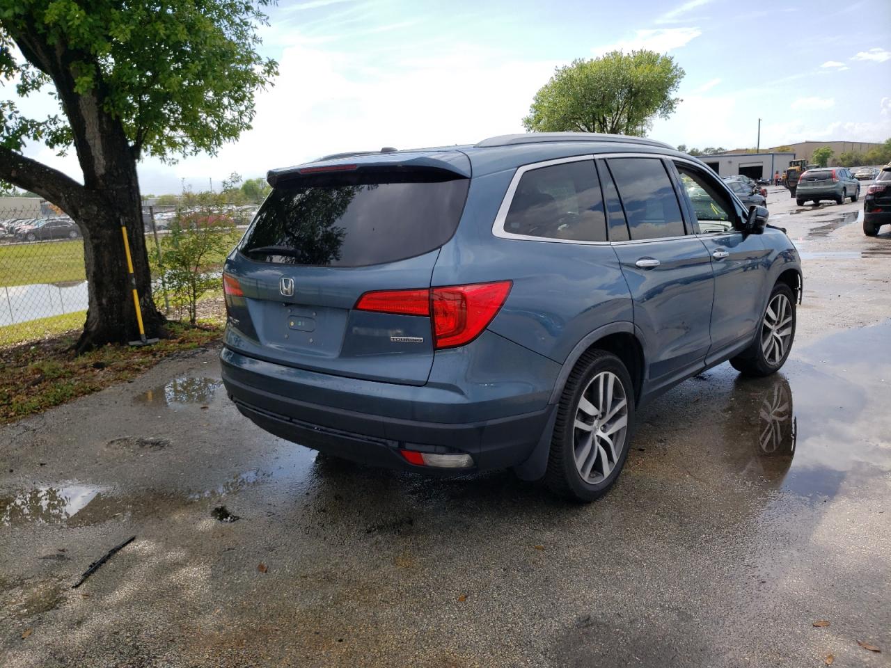 Photo 4 from auction – 2016 HONDA PILOT TOUR with VIN 5FNYF5H90GB031231