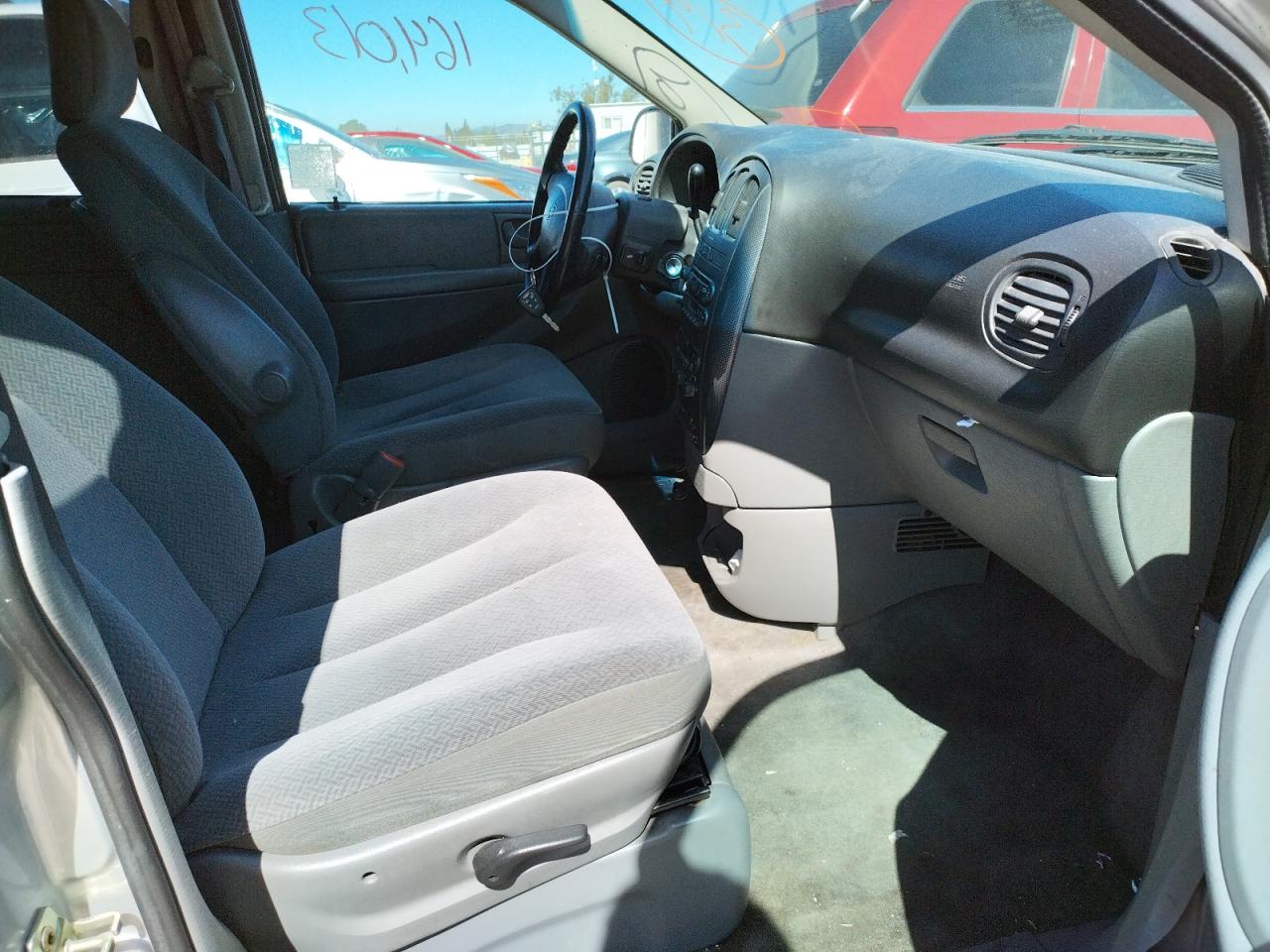 Photo 5 from auction – 2005 DODGE GRAND CARA with VIN 2D4GP44L15R249171