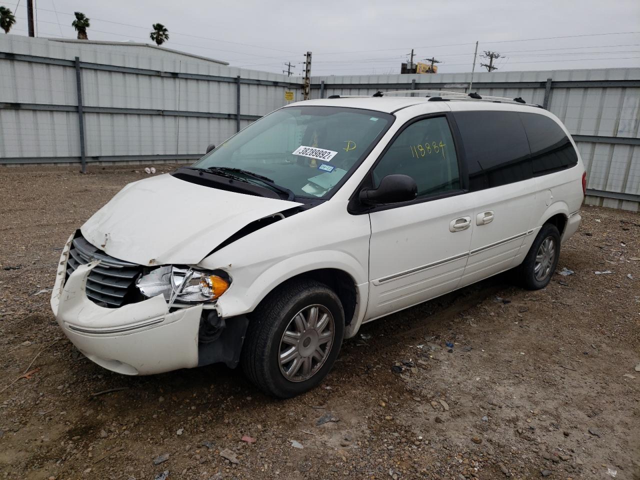 Photo 2 from auction – 2005 CHRYSLER TOWN & COU with VIN 2C8GP64L25R233858