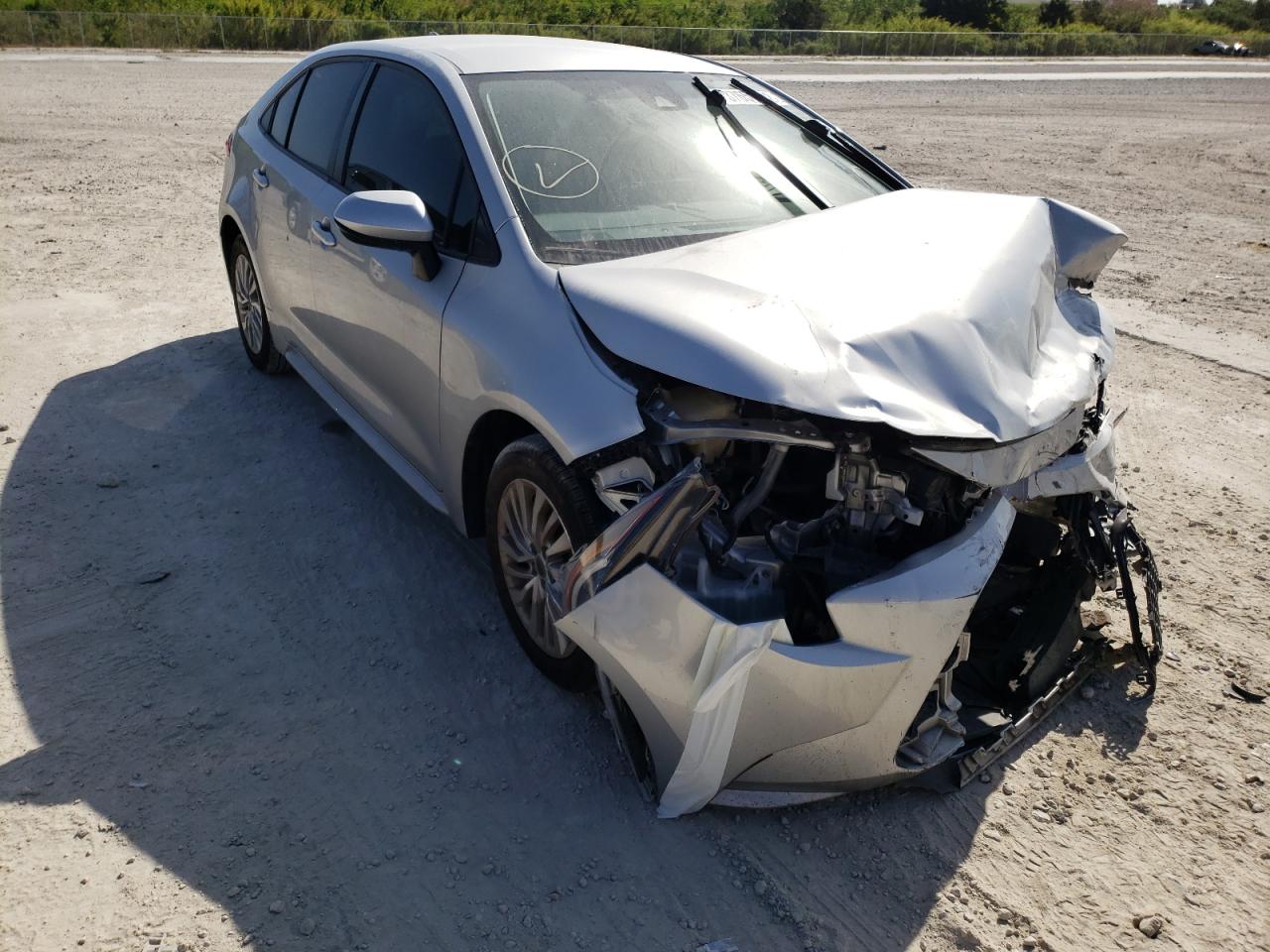 TOYOTA COROLLA LE 2020 with VIN JTDEPRAE7LJ005677 - Photo from auction