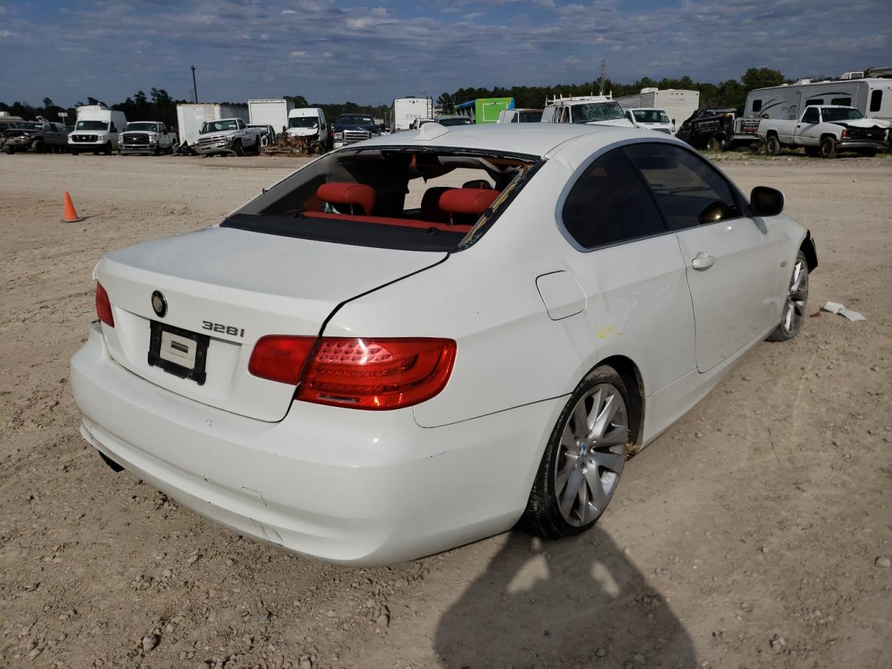 Photo 4 from auction – 2011 BMW 328 I with VIN WBAKE3C5XBE558301