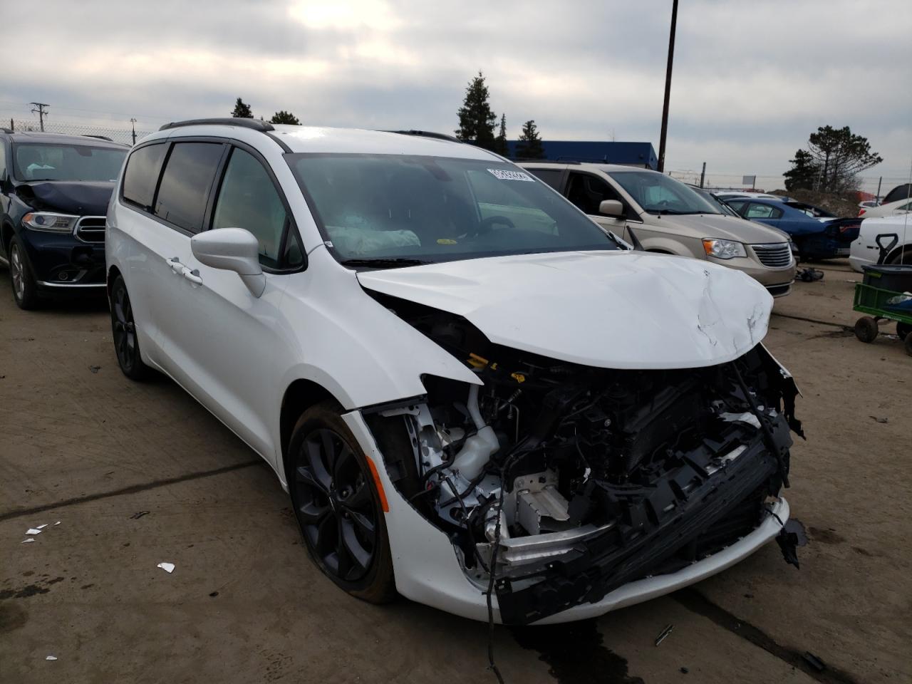 CHRYSLER PACIFICA T 2018 with VIN 2C4RC1BG0JR255463 - Photo from auction