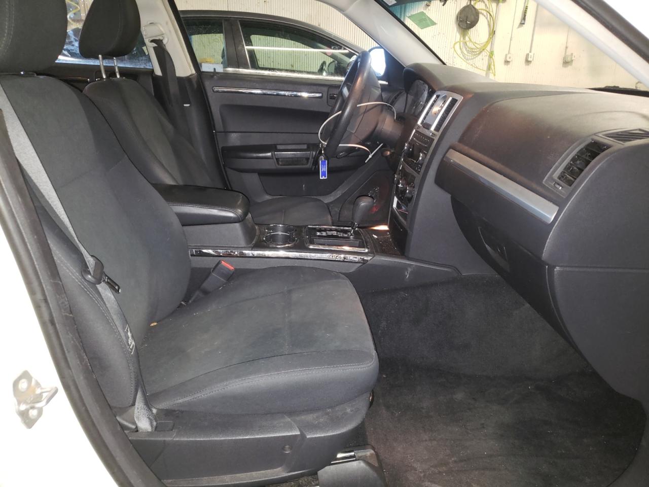 Photo 5 from auction – 2010 CHRYSLER 300 TOURIN with VIN 2C3CA4CD9AH195467