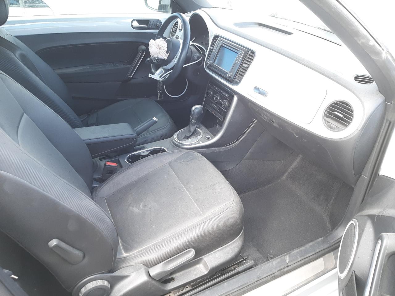 Photo 5 from auction – 2019 VOLKSWAGEN BEETLE S with VIN 3VW5DAAT9KM502317