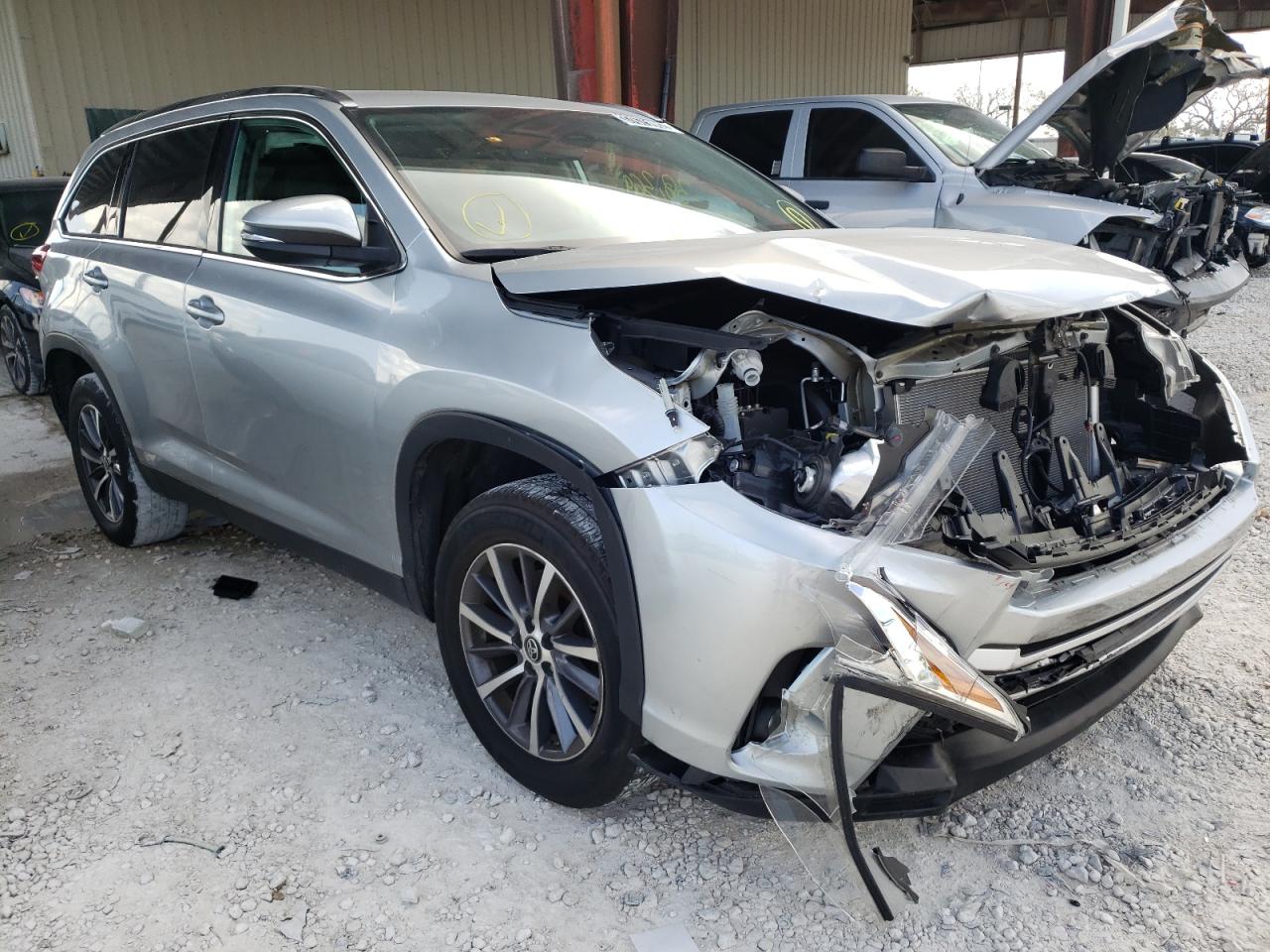 Photo 1 from auction – 2019 TOYOTA HIGHLANDER with VIN 5TDKZRFH3KS557856