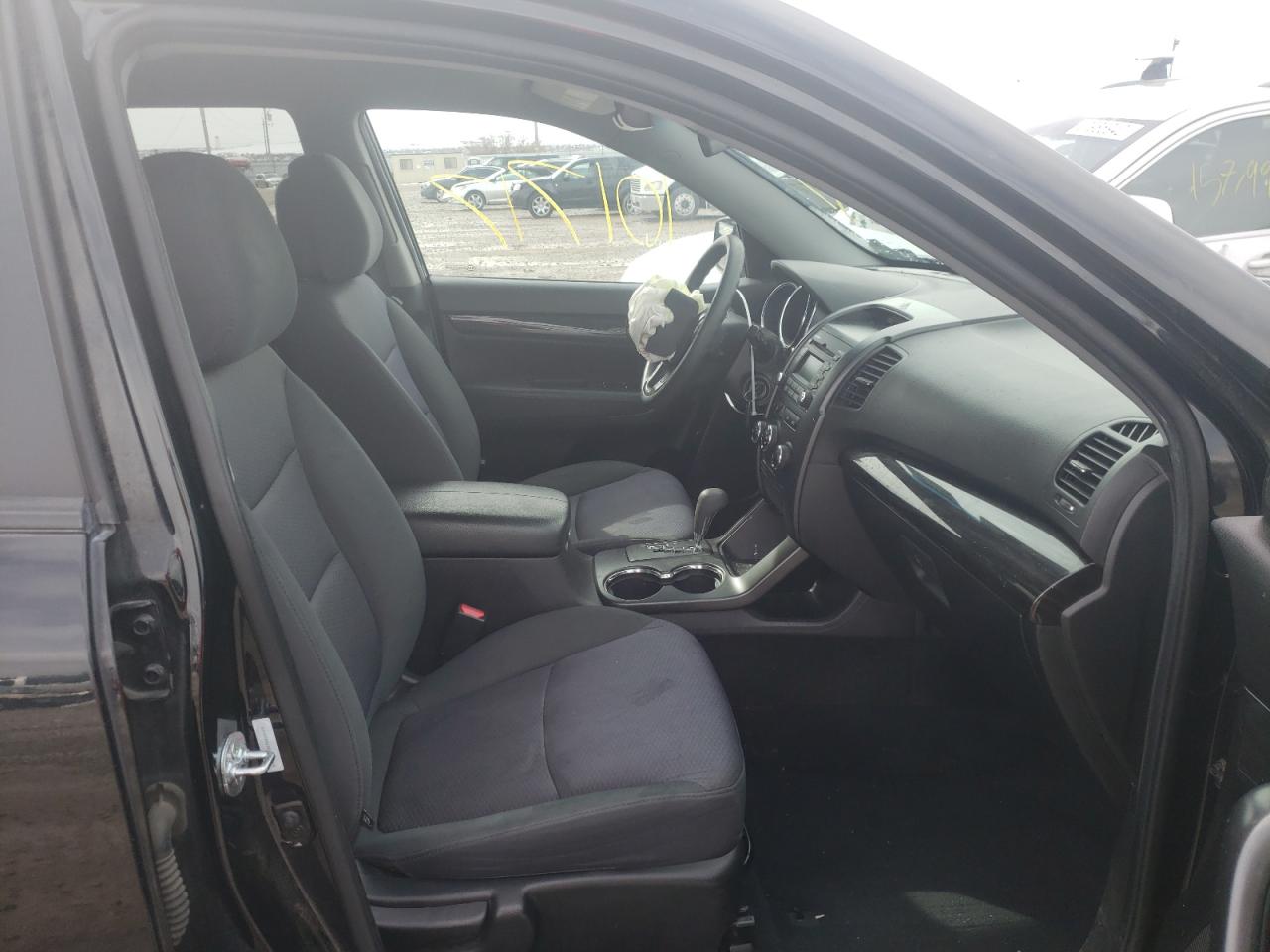 Photo 5 from auction – 2013 KIA SORENTO LX with VIN 5XYKTDA28DG347504