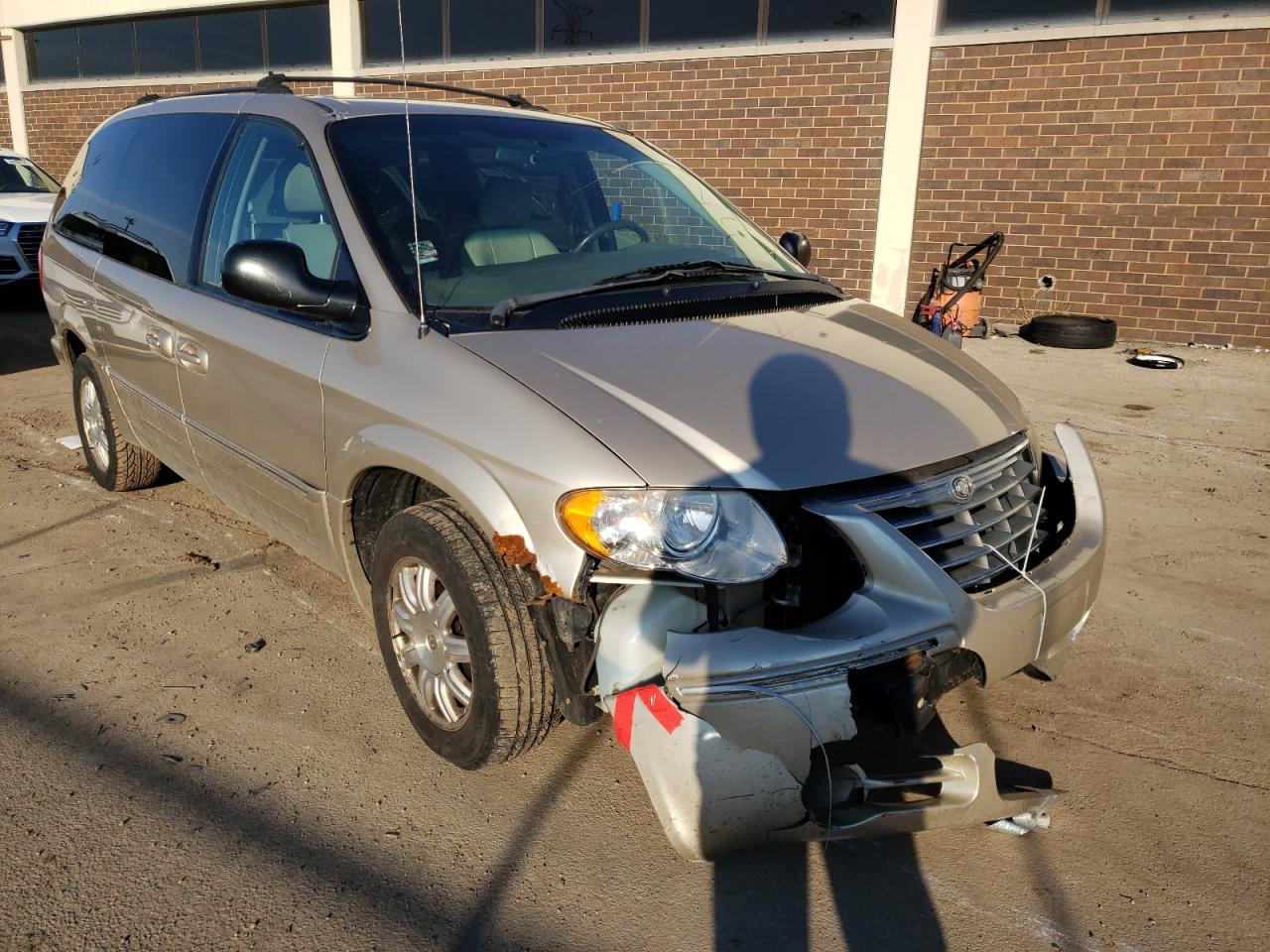 CHRYSLER TOWN & COU 2005 with VIN 2C4GP54L25R166514 - Photo from auction
