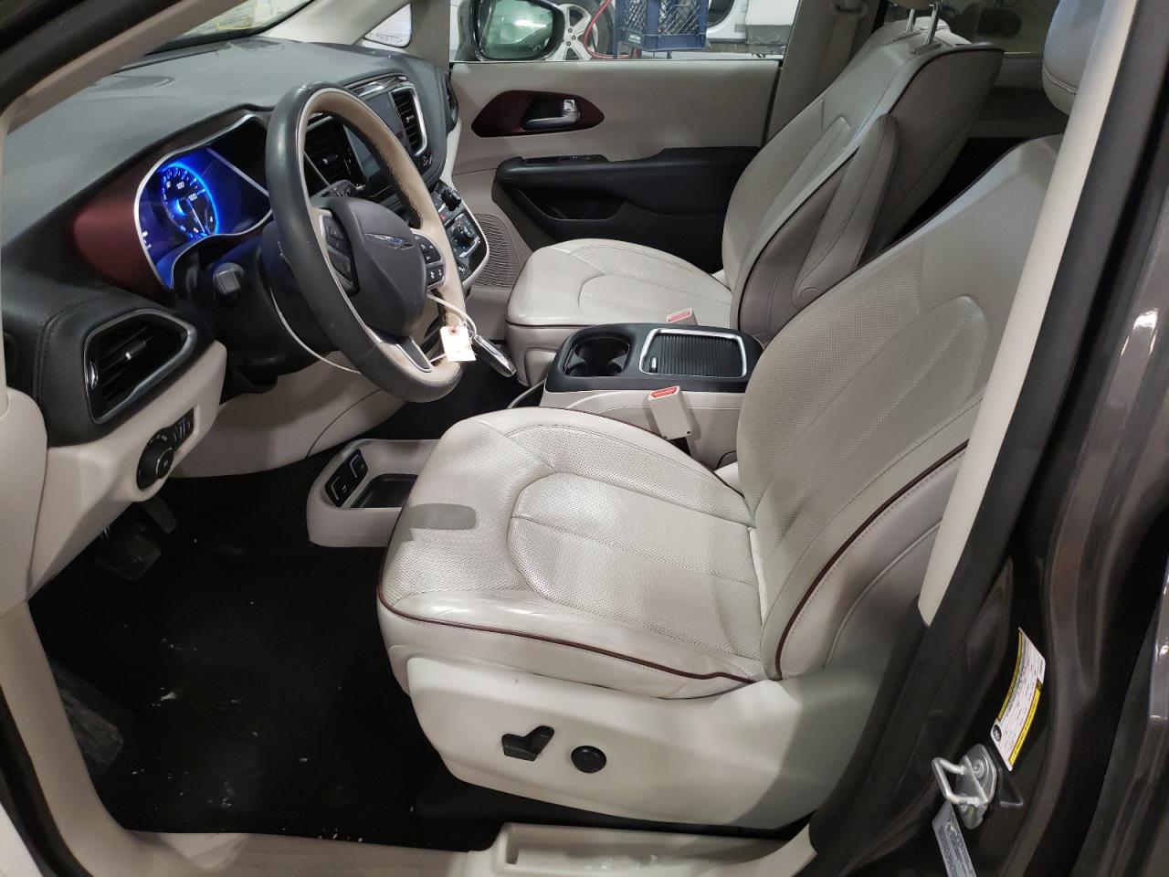 Photo 5 from auction – 2017 CHRYSLER PACIFICA L with VIN 2C4RC1GG7HR583935
