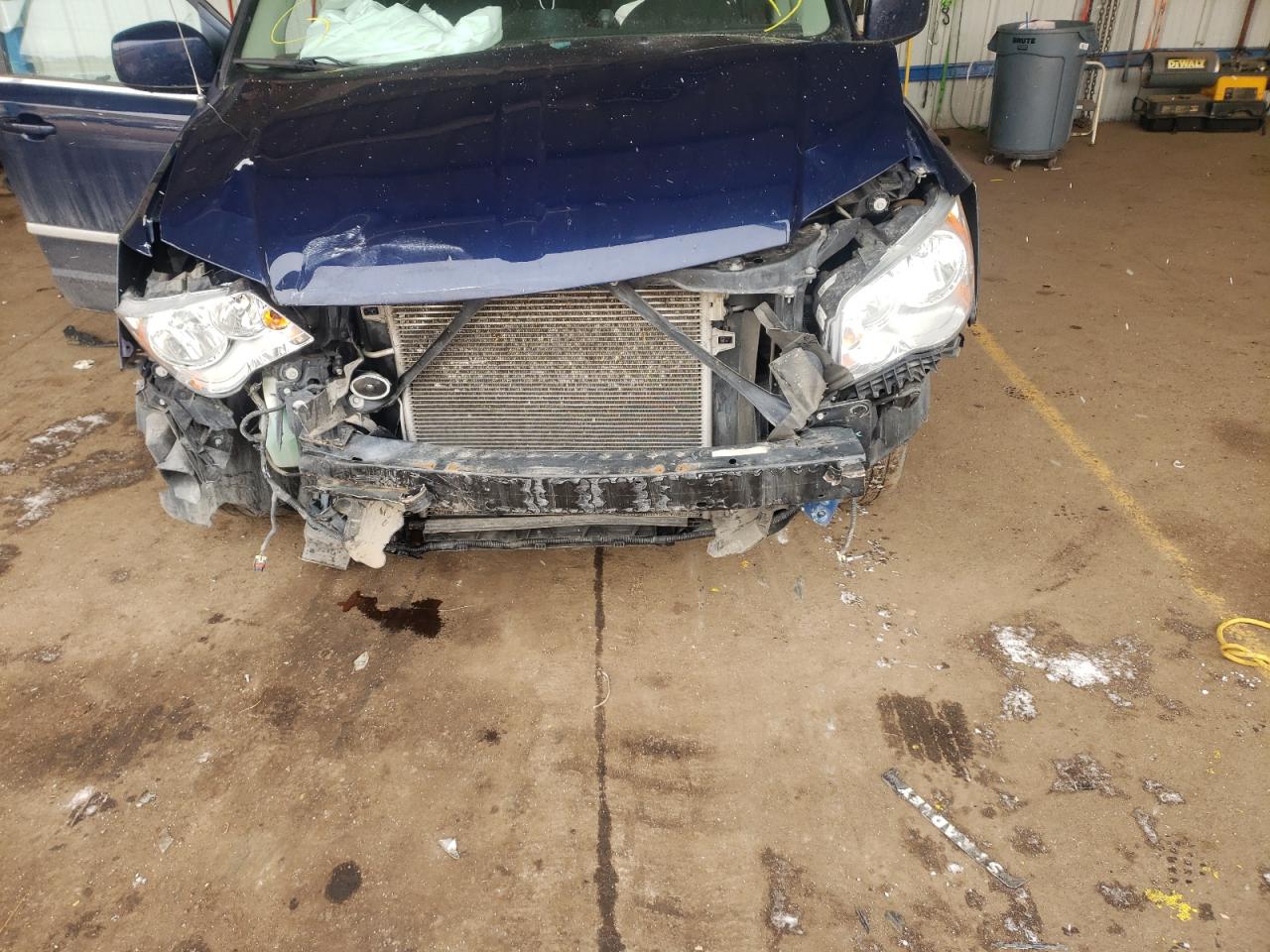 Photo 9 from auction – 2015 CHRYSLER TOWN & COU with VIN 2C4RC1BG6FR560523