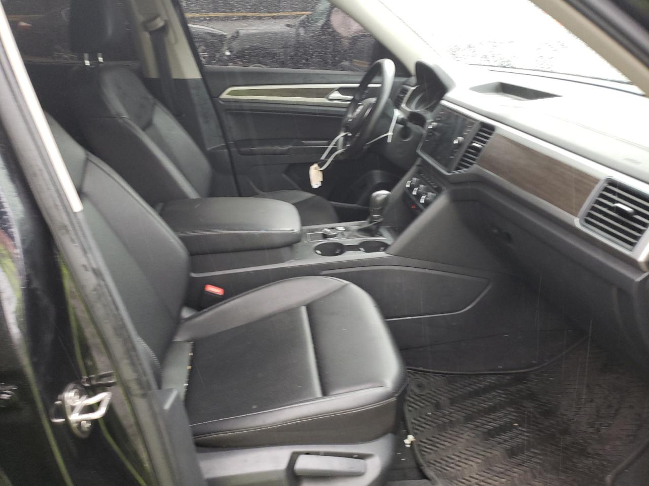 Photo 5 from auction – 2018 VOLKSWAGEN ATLAS SE with VIN 1V2PR2CA4JC558582