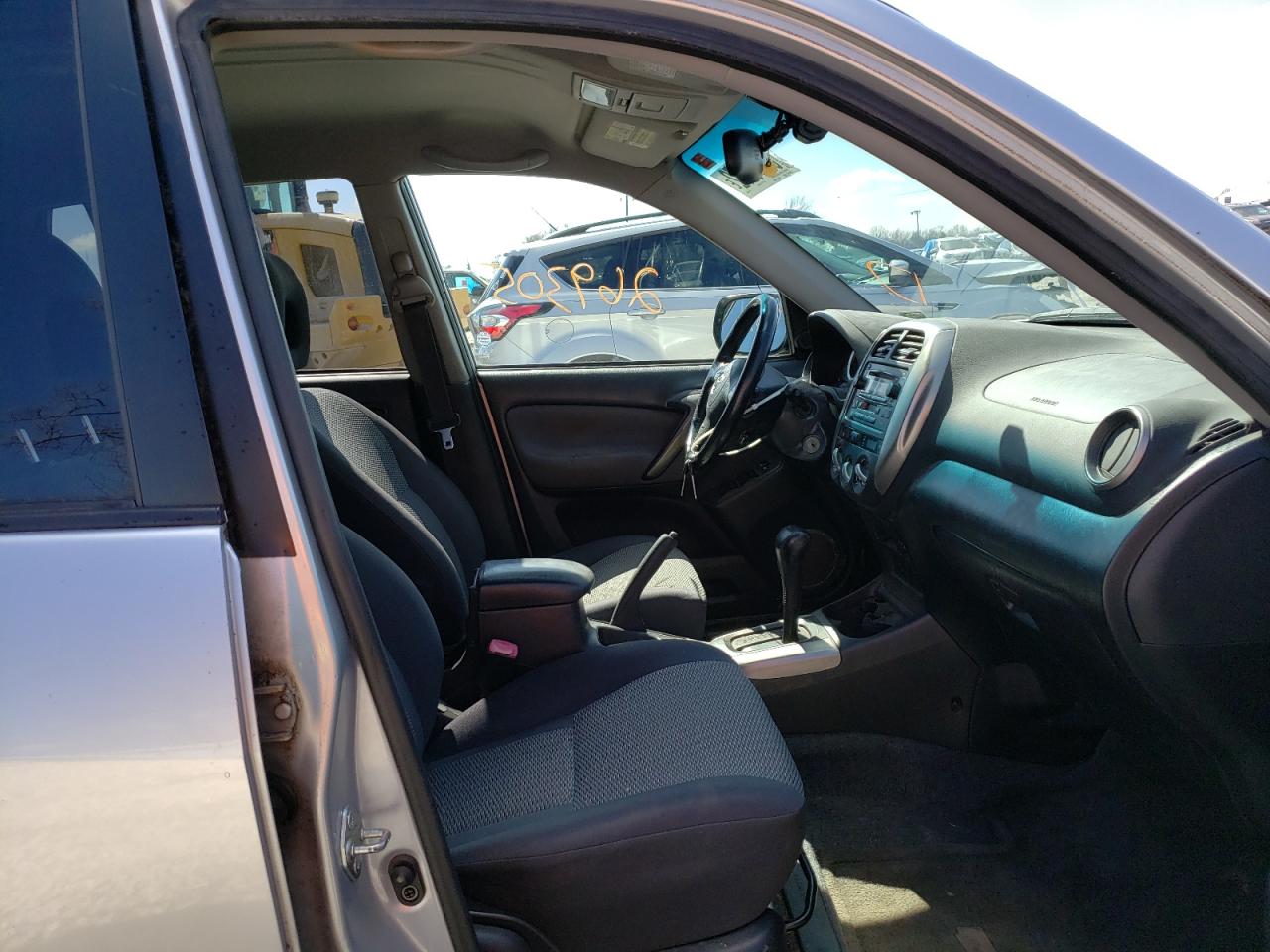 Photo 5 from auction – 2005 TOYOTA RAV4 with VIN JTEHD20V156026458