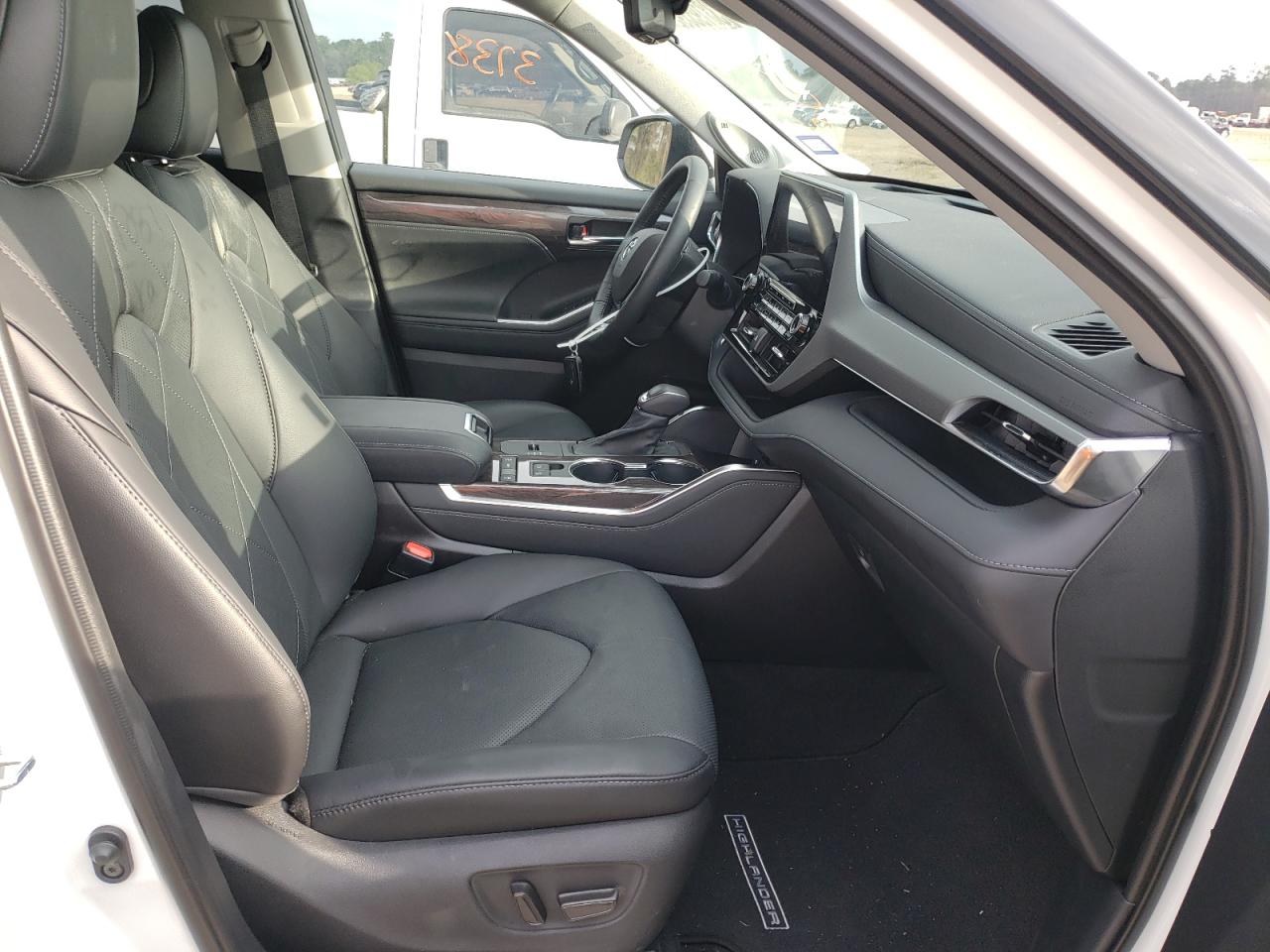 Photo 5 from auction – 2021 TOYOTA HIGHLANDER with VIN 5TDFZRAH1MS071462