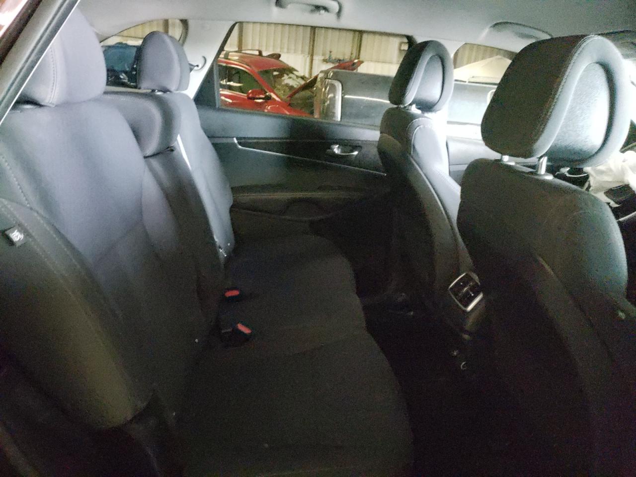 Photo 6 from auction – 2016 KIA SORENTO LX with VIN 5XYPGDA38GG046819