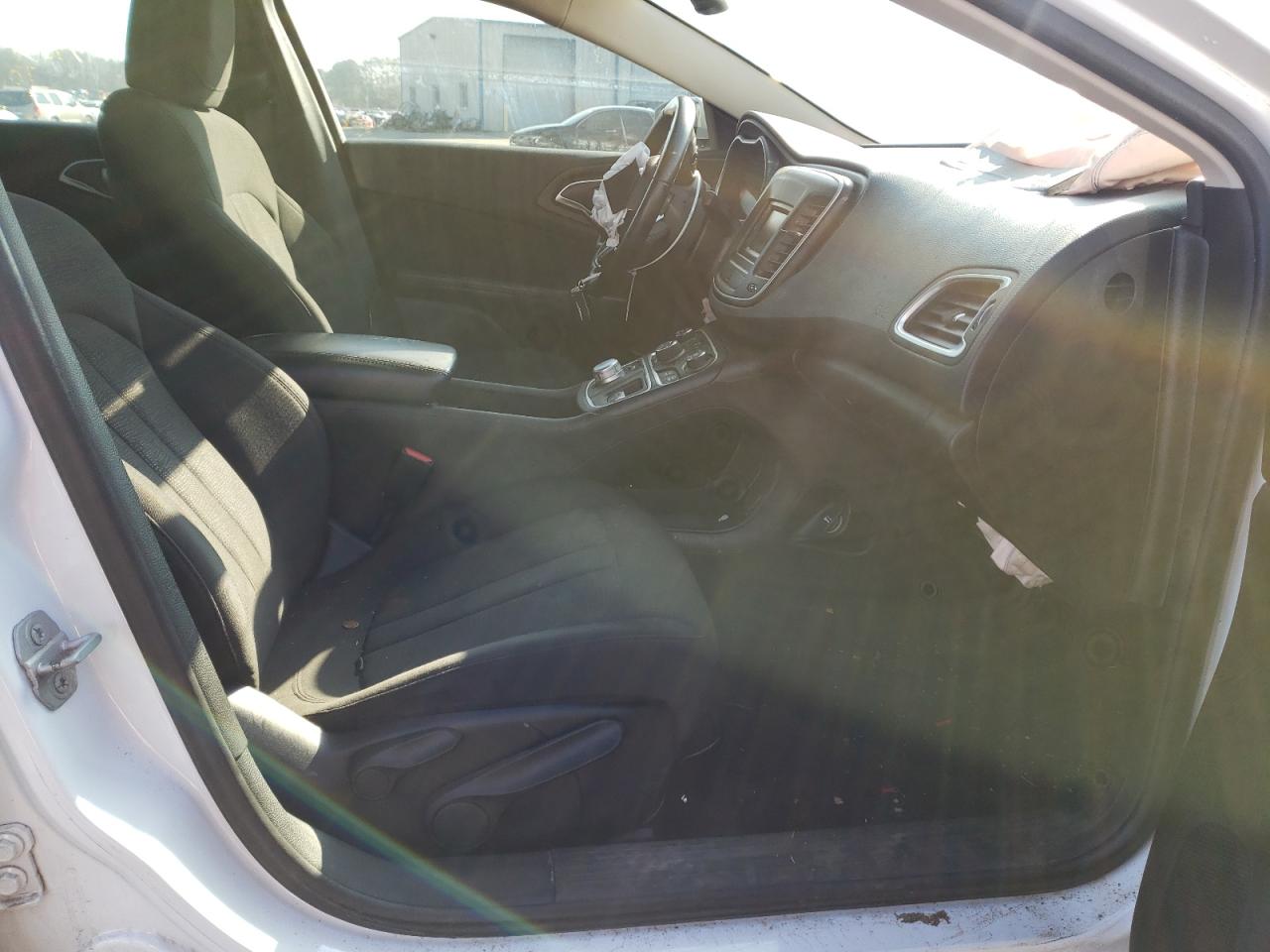 Photo 5 from auction – 2015 CHRYSLER 200 LIMITE with VIN 1C3CCCABXFN587801