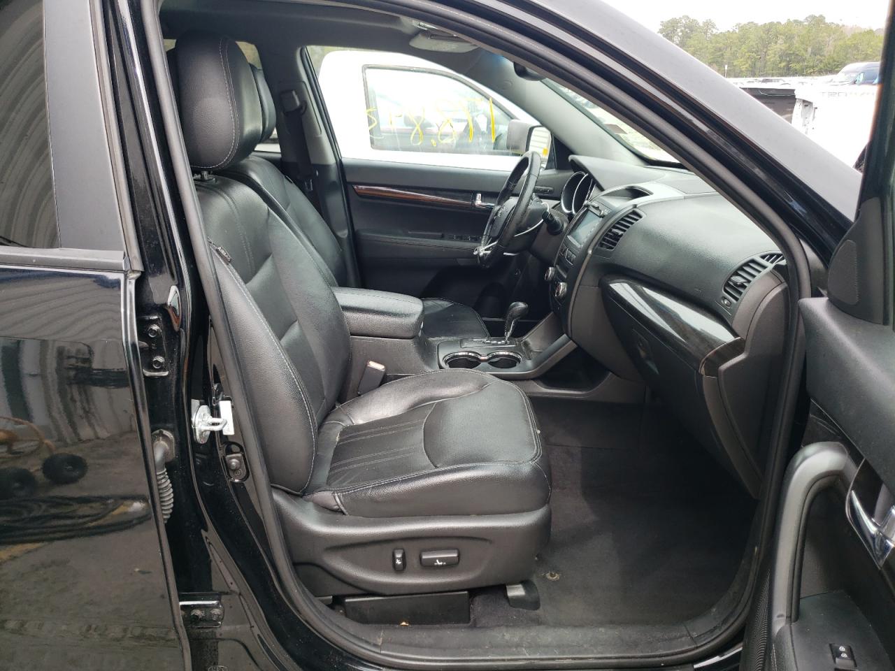 Photo 5 from auction – 2012 KIA SORENTO EX with VIN 5XYKU4A26CG253391