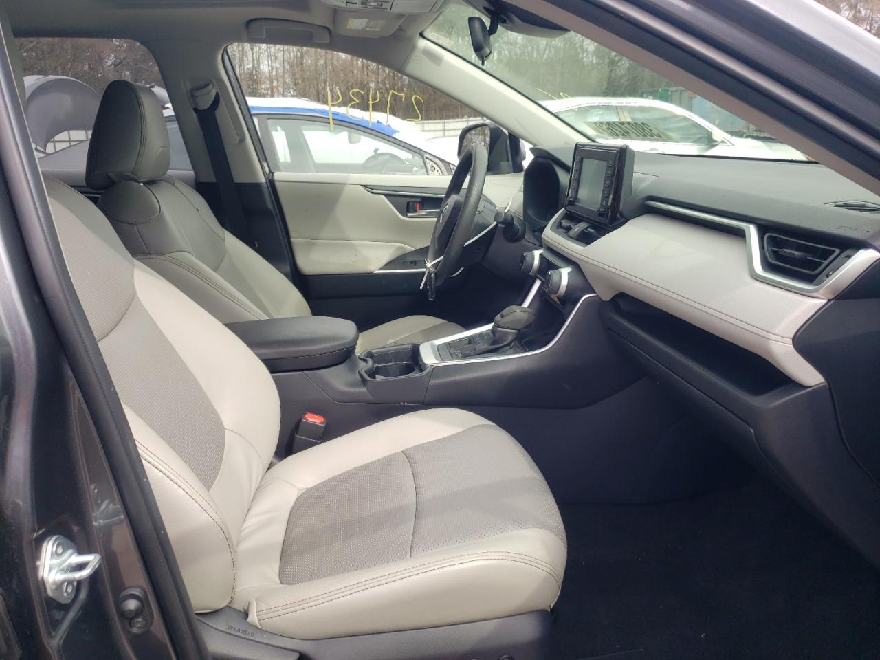 Photo 5 from auction – 2019 TOYOTA RAV4 XLE with VIN JTMP1RFV1KD026637