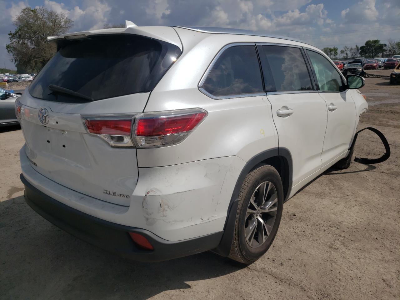 Photo 4 from auction – 2016 TOYOTA HIGHLANDER with VIN 5TDJKRFH2GS231862